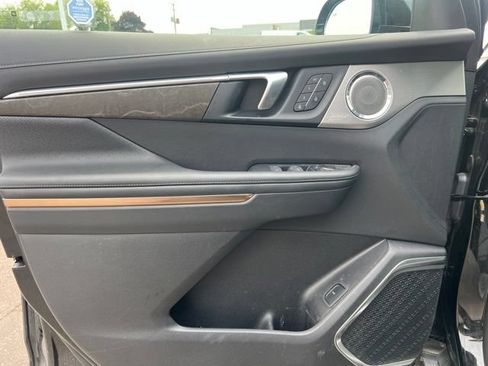 Used 2025 Buick Enclave Avenir w/ LPO, Floor Liner Package AWD/4WD image 26
