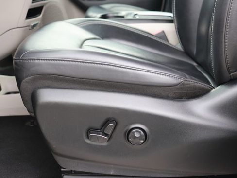 Used 2023 Chrysler Pacifica Touring-L FWD image 11