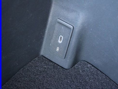 Used 2025 Volkswagen Atlas SE image 42