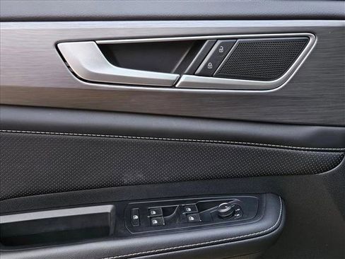 Used 2025 Volkswagen Atlas Cross Sport SE image 10