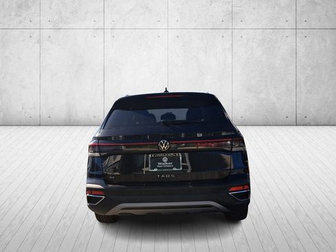 Used 2025 Volkswagen Taos SE image 5
