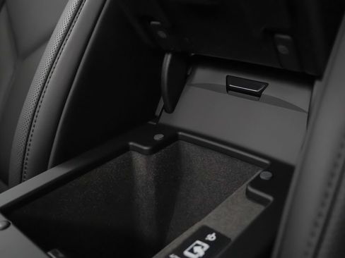 Certified 2026 Porsche Macan AWD/4WD image 36