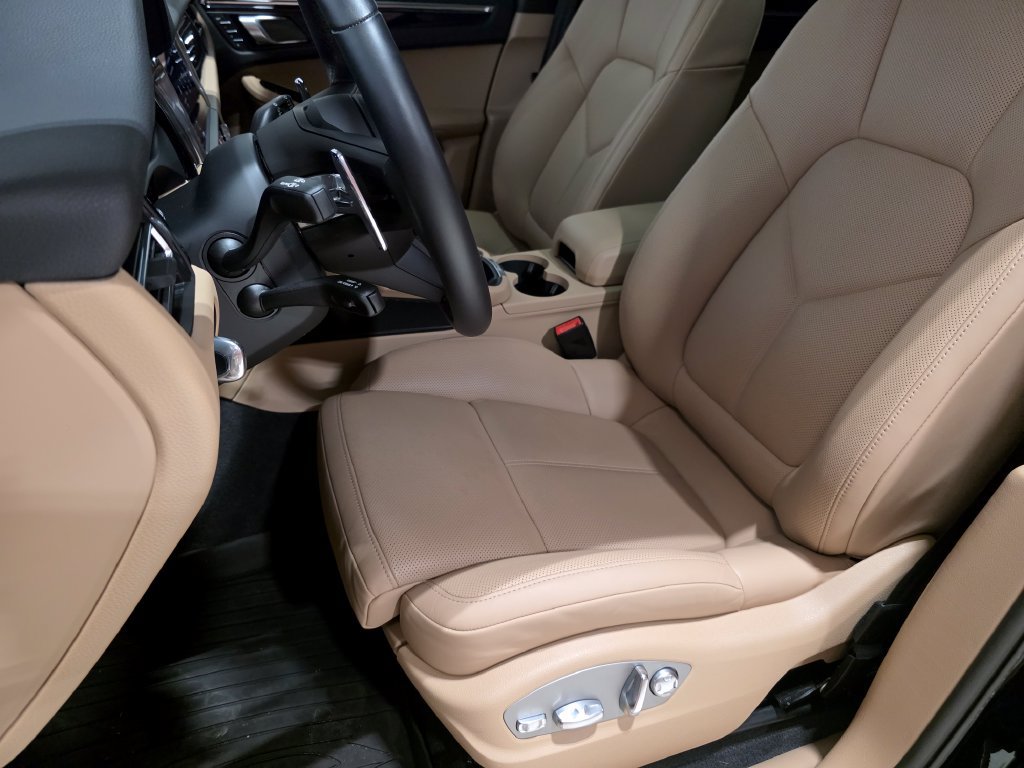 Certified 2026 Porsche Macan AWD/4WD image 6