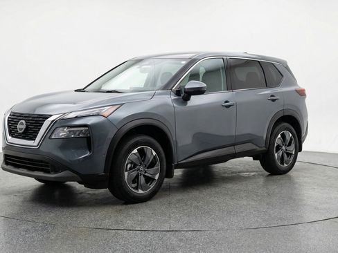 Used 2025 Nissan Rogue SV image 3
