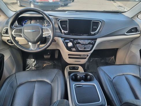Certified 2021 Chrysler Pacifica Touring-L image 18