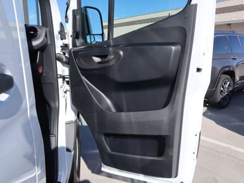 Used 2025 Mercedes-Benz Sprinter 2500 image 22