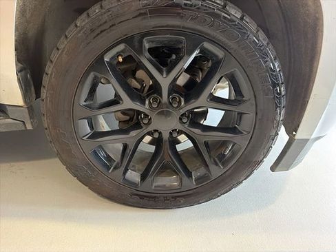 Used 2018 Chevrolet Suburban LT AWD/4WD image 6
