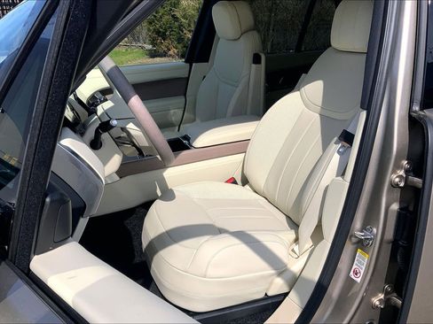 New 2026 Land Rover Range Rover SE image 9