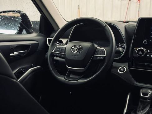 Used 2025 Toyota Highlander XLE image 25