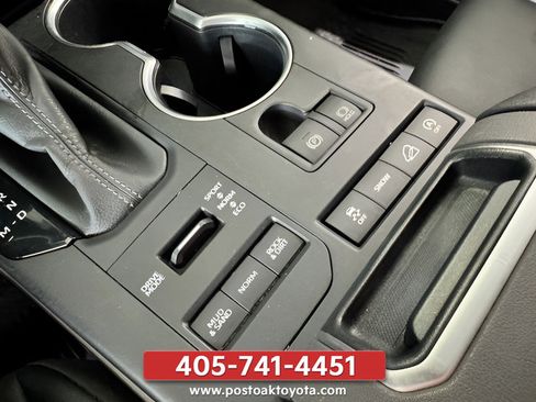 Used 2022 Toyota Highlander XLE AWD/4WD image 26