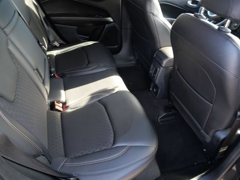 Used 2018 Jeep Compass Latitude w/ Cold Weather Group AWD/4WD image 23