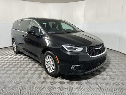 Used 2025 Chrysler Pacifica Select FWD image 2
