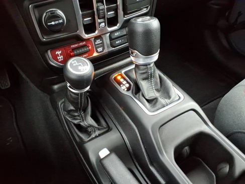Certified 2025 Jeep Wrangler Unlimited Rubicon w/ Convenience Group AWD/4WD image 15
