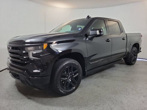 Used 2025 Chevrolet Silverado 1500 High Country w/ Midnight Edition AWD/4WD image 3