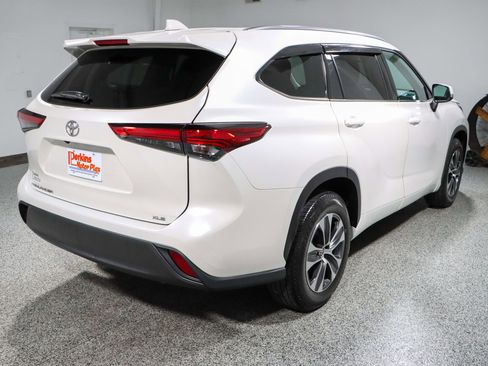 Used 2021 Toyota Highlander XLE image 7