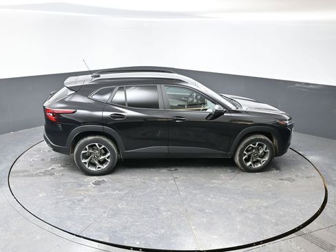 Used 2025 Chevrolet Trax LT image 40