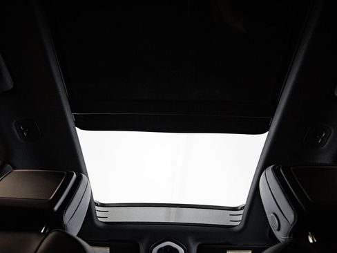 Certified 2025 Porsche Macan S AWD/4WD image 30