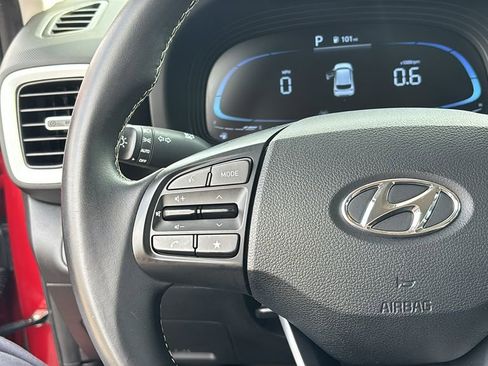 Used 2023 Hyundai Venue Limited FWD image 17