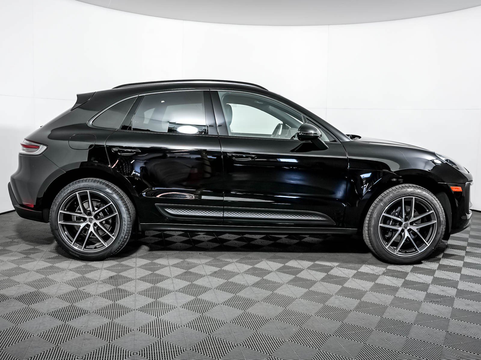 Used 2026 Porsche Macan AWD/4WD image 9