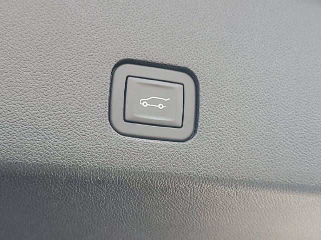 Certified 2025 Cadillac XT6 Luxury FWD image 9