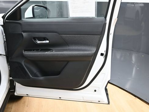 Used 2025 Nissan Kicks SV AWD/4WD image 36