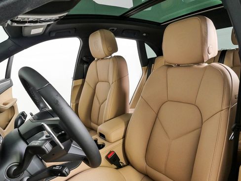 New 2026 Porsche Macan AWD/4WD image 5