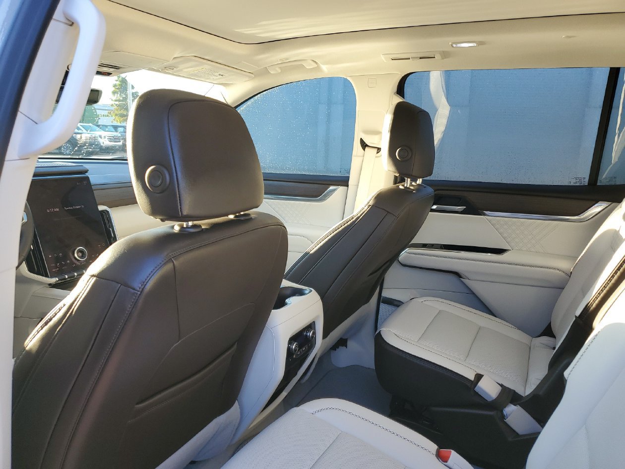 Used 2024 GMC Acadia Denali w/ Super Cruise Package FWD image 9