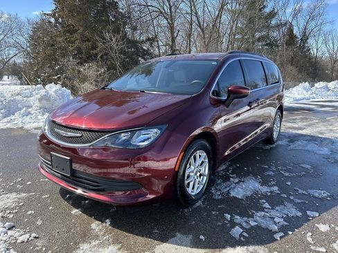 Used 2021 Chrysler Voyager Lxi image 2