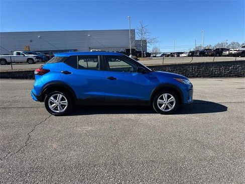 Certified 2025 Nissan Kicks Play S image 3