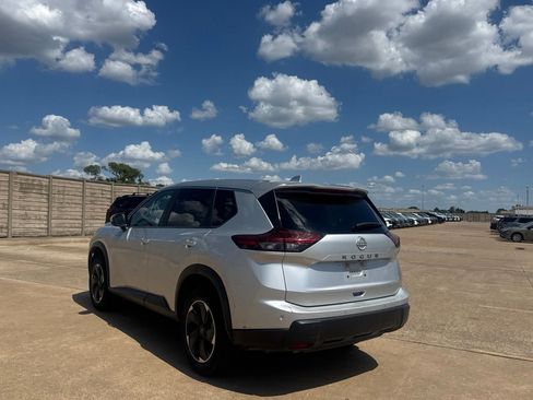 Certified 2025 Nissan Rogue SV FWD image 16