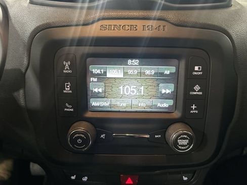 Used 2017 Jeep Renegade Latitude w/ Cold Weather Group FWD image 16