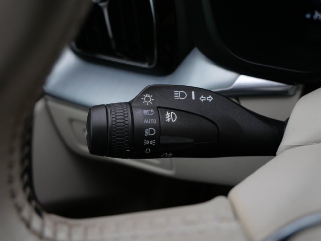 Used 2018 Volvo XC60 T6 Momentum AWD/4WD image 19