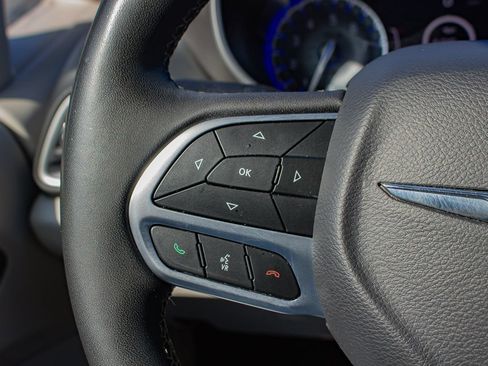 Used 2023 Chrysler Pacifica Touring-L FWD image 22
