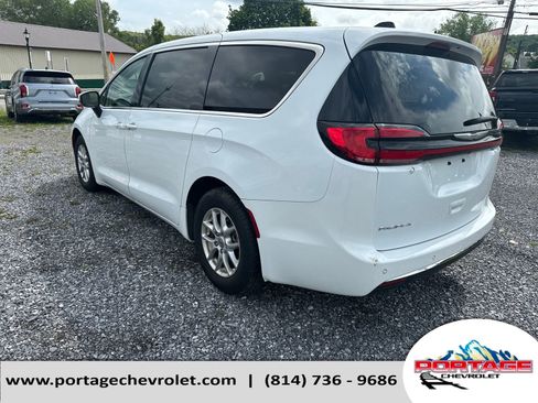 Used 2023 Chrysler Pacifica Touring-L FWD image 3