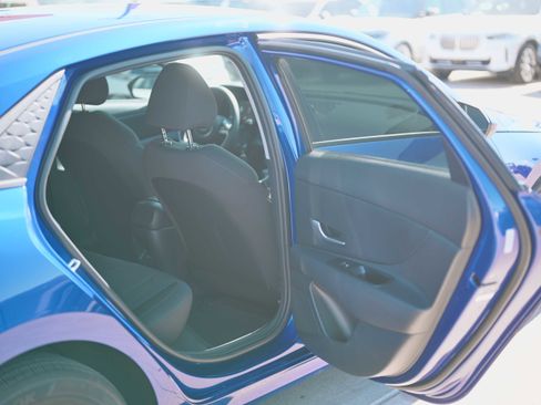 Used 2025 Hyundai Elantra SE image 13