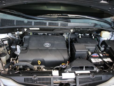 Used 2014 Toyota Sienna XLE FWD image 29
