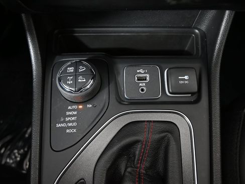 Used 2022 Jeep Cherokee Trailhawk image 32