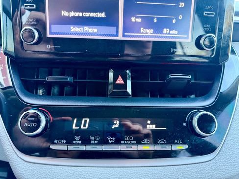 Used 2021 Toyota Corolla LE FWD image 38