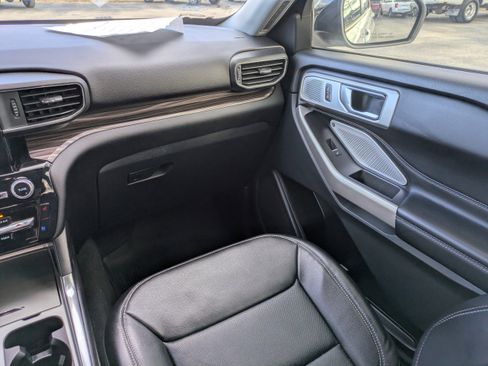Certified 2022 Ford Explorer Limited w/ Limited Technology Package image 16
