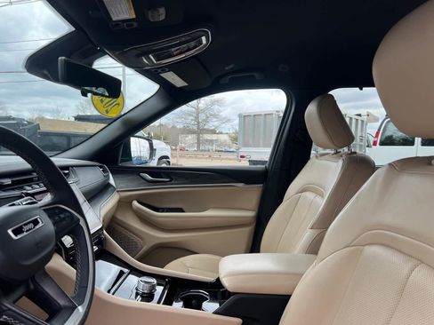 Used 2023 Jeep Grand Cherokee L Limited w/ Luxury Tech Group II AWD/4WD image 12