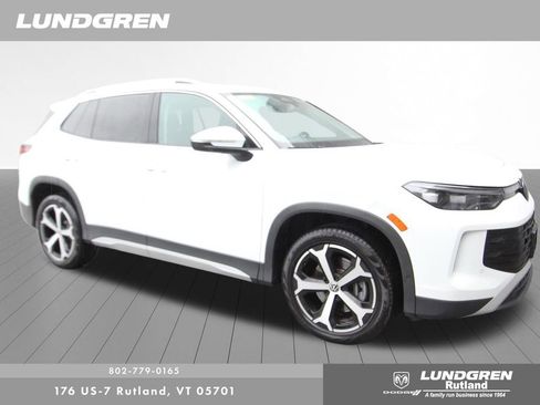 Used 2025 Volkswagen Tiguan SE w/ Panoramic Sunroof Package AWD/4WD image 2
