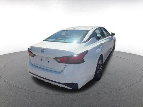 Used 2025 Nissan Altima 2.5 SV FWD image 14