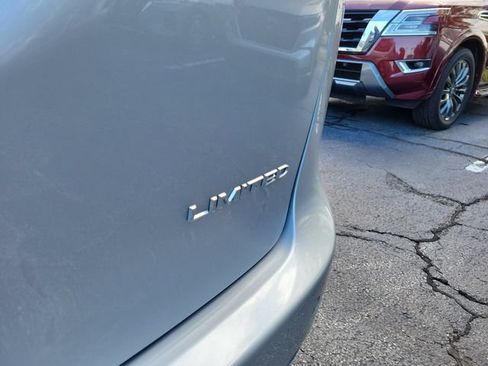 Used 2023 Chrysler Pacifica Limited FWD image 7