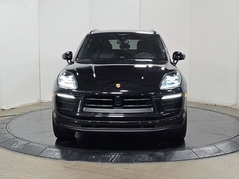 Certified 2025 Porsche Macan image 2