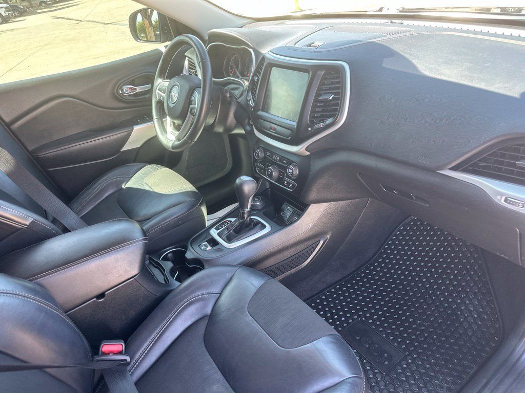 Used 2018 Jeep Cherokee Latitude Plus w/ Cold Weather Group AWD/4WD image 31