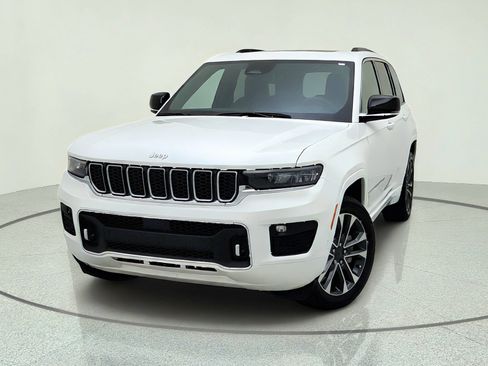 Used 2024 Jeep Grand Cherokee Overland w/ Luxury Tech Group IV AWD/4WD image 2