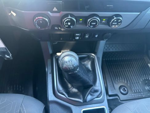 Used 2018 Toyota Tacoma TRD Off-Road AWD/4WD image 18