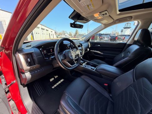 Used 2023 Nissan Pathfinder Platinum w/ Cargo Package AWD/4WD image 4