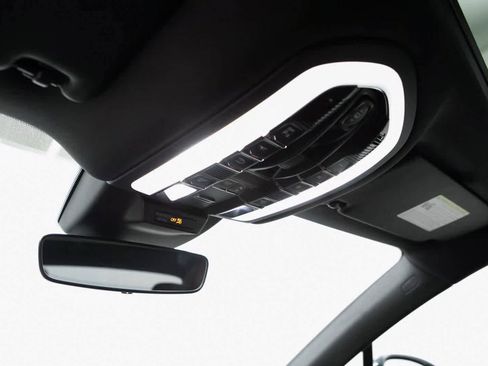 Certified 2025 Porsche Macan image 22