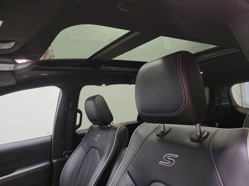 Used 2025 Chrysler Pacifica Limited image 4